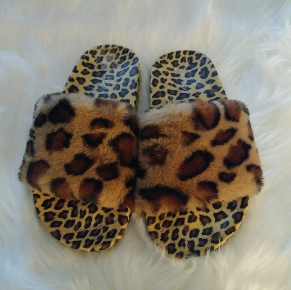 Cute fuzzy leopard slides NWT
